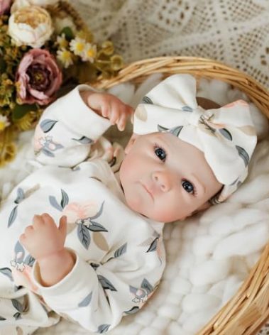 Lifelike Reborn Baby Dolls - 20Inch Soft Vinyl Realistic Newborn Baby Dolls Poseable Real Life Baby Girls Dolls with Doll Accessories and Gift Box for 3+ Year Old Girls Kids
