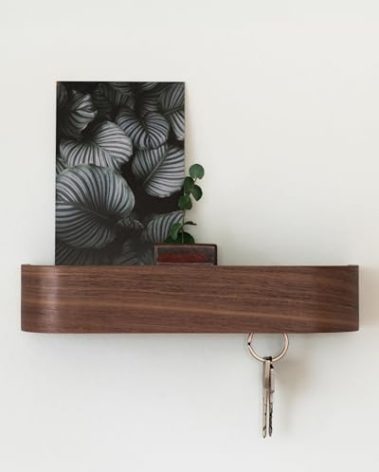 Kazai.® Key Holder 'Fyndig' | Minimalist Key Hook Design from Berlin | Modern Key Holder Wall Mount with Wooden Shelf | Key Rack for Wall as Entryway Organizer | Walnut