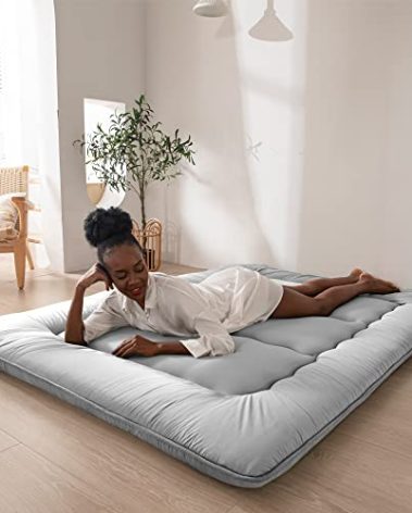 MAXYOYO Japanese Floor Mattress Futon Mattress, Thicken Tatami Mat Sleeping Pad Foldable Roll Up Mattress Boys Girls Dormitory Mattress Pad Kids Floor Lounger Bed Couches and Sofas, Grey, King