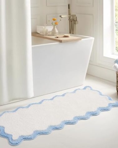 DyeFury Luxury Cute Bathroom Runner Rugs, White Bath Mat W/Blue Scalloped Edge, Microfiber Aesthetic Trendy Funky Fun Preppy Rug, Extra Soft Bathroom Mat Non-Slip for Tub, Shower, 47'' x 20''