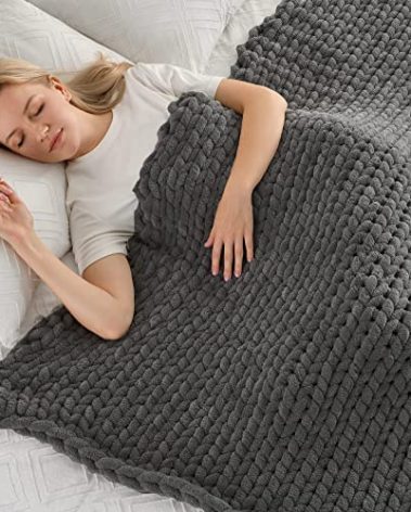 Maetoow Tighter Version Chenille Chunky Knit Blanket Throw （40×50 Inch）, Handmade Warm & Cozy Blanket Couch, Bed, Home Decor, Soft Fleece Banket, Boho Thick Blankets and Giant Yarn Throws，Dark Grey