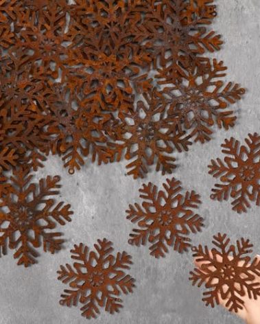 Vercraft 50 Pcs Christmas Rusty Snowflakes Metal Snowflake Decorations for Christmas Metal Snowflakes Ornaments for Winter Indoor Outdoor Xmas Tree Window Room Decorations(Classic)